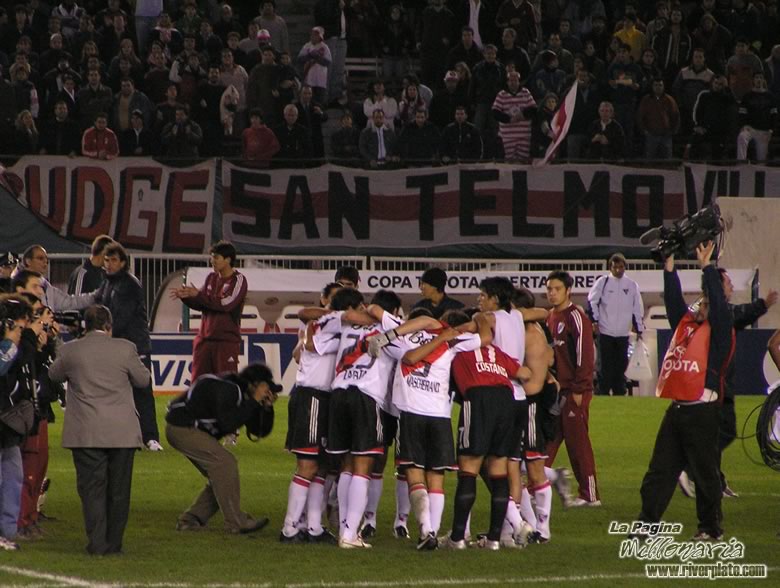River Plate vs Liga Universitaria de Quito (LIB 2005) 2